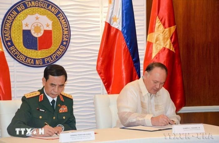 Bộ trưởng Quốc phòng Phan Văn Giang và Bộ trưởng Quốc phòng Philippines Gilberto Teodoro ký Ý định thư giữa hai Bộ về tăng cường hợp tác trong lĩnh vực hỗ trợ nhân đạo và cứu trợ thảm họa đường biển (Philippines, 30/8/2024). (Ảnh: Lê Dương/TTXVN)