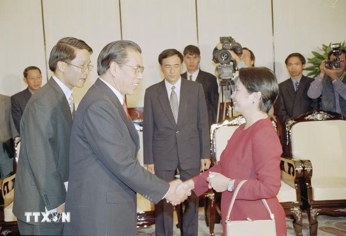Tổng Bí thư Nông Đức Mạnh tiếp Tổng thống Philippines G. M. Arroyo thăm hữu nghị chính thức Việt Nam (6/11/2002). (Ảnh: Nhan Sáng/TTXVN)