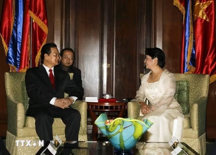 Hội đàm hẹp giữa Tổng thống Philippines Macapagal Arroyo và Thủ tướng Nguyễn Tấn Dũng trong chuyến thăm chính thức Philippines (9/8/2007). (Ảnh: Đức Tám/TTXVN)