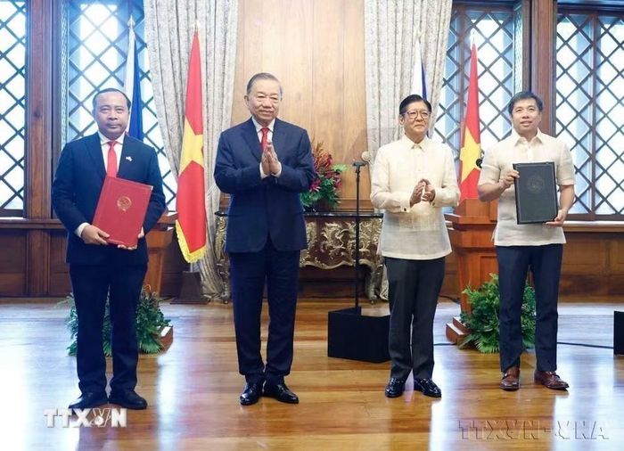 Tổng Bí thư, Chủ tịch nước Tô Lâm và Tổng thống Philippines Ferdinand Romualdez Marcos Jr. chứng kiến lễ trao các văn kiện hợp tác giữa hai nước (Manila, 1/6/2026). (Ảnh: Thống Nhất/TTXVN)