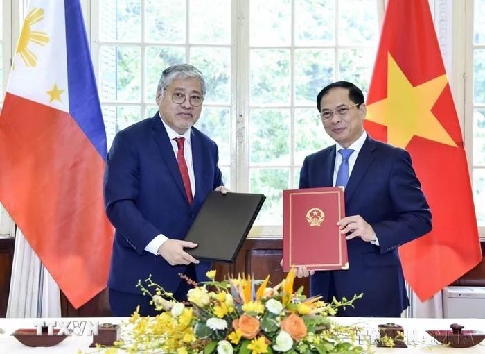 Bộ trưởng Ngoại giao Bùi Thanh Sơn và Bộ trưởng Ngoại giao Philippines Enrique Manalo ký Biên bản Kỳ họp lần thứ 10 Ủy ban hỗn hợp về Hợp tác song phương Việt Nam-Philippines (Hà Nội, 2/8/2023). (Ảnh: Lâm Khánh/TTXVN)