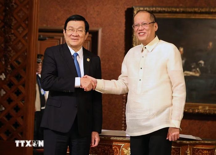 Trong chuyến thăm Philippines của Chủ tịch nước Trương Tấn Sang năm 2015, hai nước đã ký Tuyên bố chung thiết lập quan hệ Đối tác chiến lược, mở ra một kỷ nguyên hợp tác mới cho hai nước. Trong ảnh: Tổng thống philippines Benigno Aquino III đón và hội đàm với Chủ tịch nước Trương Tấn Sang (Manila, 17/11/2015). (Ảnh: Nguyễn Khang/TTXVN)
