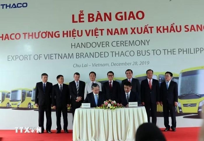 Ngày 28/12/2019, tại cảng Chu Lai (Khu kinh tế mở Chu Lai, tỉnh Quảng Nam), THACO đã tổ chức Lễ bàn giao 15 xe Bus THACO thương hiệu Việt Nam xuất khẩu sang Philippines. Đây là lô hàng thương mại đầu tiên của Thaco sau hơn 16 năm đầu tư và phát triển trong ngành ôtô Việt Nam. (Ảnh: Trần Tĩnh/TTXVN)