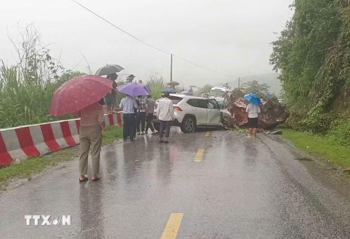 Hiện trường sạt lở đá rơi vào xe ôtô con đang lưu thông trên đường tại dốc Cao Pha, xã Mường Bú, tỉnh Sơn La. (Ảnh: TTXVN phát)