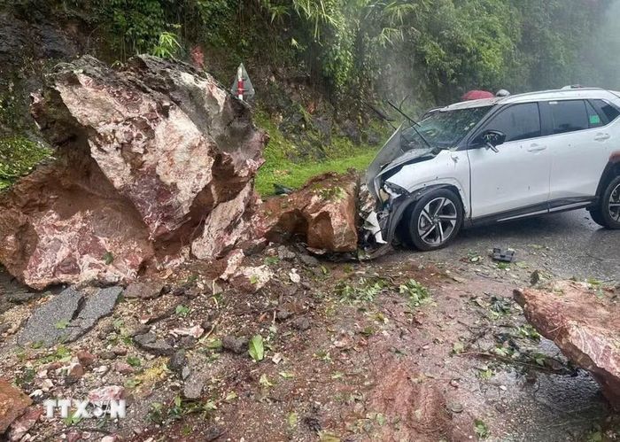 Hiện trường sạt lở đá rơi vào xe ôtô con đang lưu thông trên đường tại dốc Cao Pha, xã Mường Bú, tỉnh Sơn La. (Ảnh: TTXVN phát)