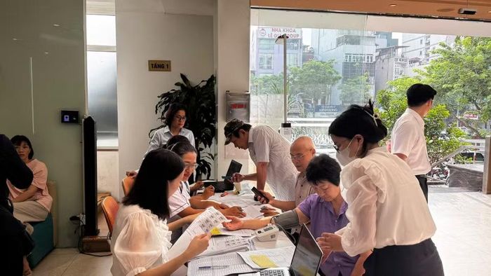 Nhiều người đến khám bệnh, chăm sóc sức khỏe. (Ảnh: PV/Vietnam+)