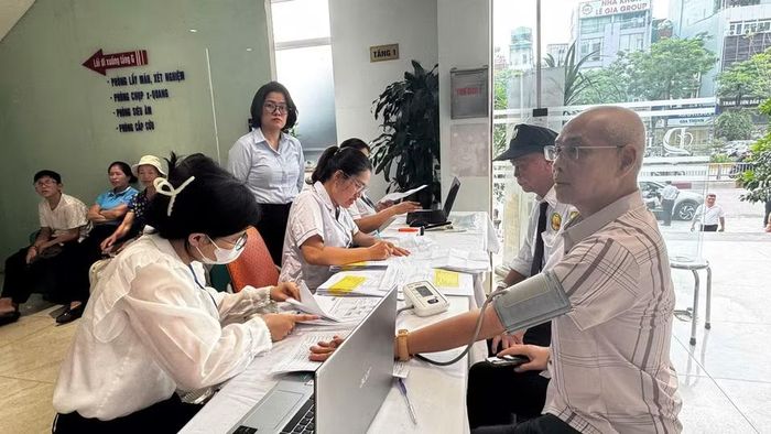 Hướng tới kỷ niệm 79 năm Ngày Thương binh-Liệt sỹ (27/7/1947-27/7/2026), Ủy ban Nhân dân phường Kim Liên phối hợp với Bệnh viện Đông Đô tổ chức chương trình khám bệnh và tư vấn sức khỏe miễn phí dành cho các thương binh, bệnh binh, thân nhân gia đình liệt sỹ và người có công với cách mạng trên địa bàn. (Ảnh: PV/Vietnam+)
