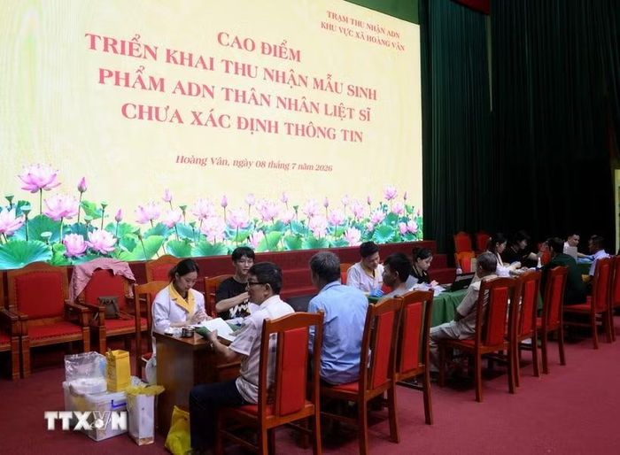 Quang cảnh chiến dịch cao điểm thu nhận mẫu ADN cho thân nhân liệt sỹ chưa xác định danh tính tại xã Hoàng Vân. (Ảnh: Danh Lam/TTXVN)
