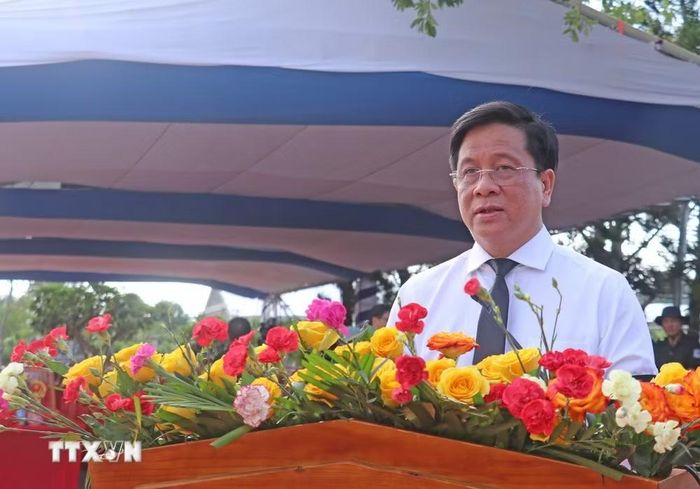 Ông Hồ Văn Mừng, Ủy viên Trung ương Đảng, Phó Bí thư Tỉnh ủy, Chủ tịch Ủy ban nhân dân tỉnh An Giang đọc Lời điếu. (Ảnh: Công Mạo/TTXVN)
