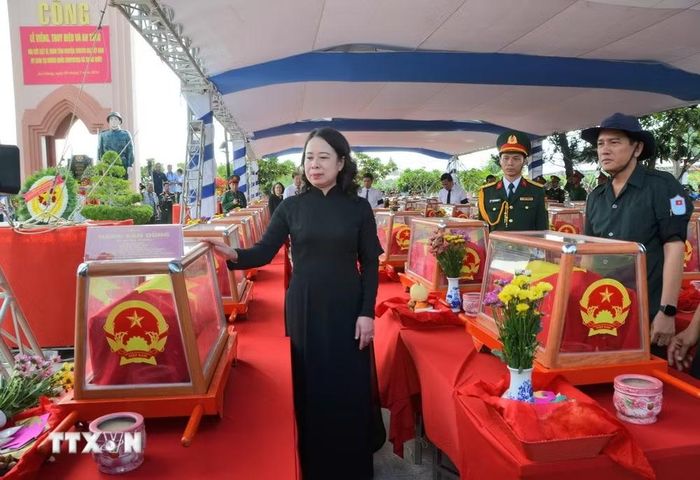 Bí thư Trung ương Đảng, Phó Chủ tịch nước Võ Thị Ánh Xuân truy điệu hài cốt liệt sỹ quân tình nguyện và chuyên gia Việt Nam tại Nghĩa trang Liệt sỹ Dốc Bà Đắc (phường Thới Sơn, tỉnh An Giang). (Ảnh: Công Mạo/TTXVN)