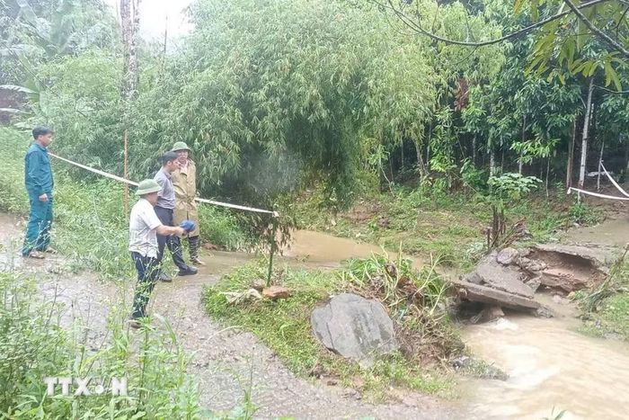 Các lực lượng chức năng trên địa bàn tỉnh Lào Cai kiểm tra hiện trường và triển khai các biện pháp bảo đảm an toàn cho nhân dân. (Ảnh: TTXVN phát)