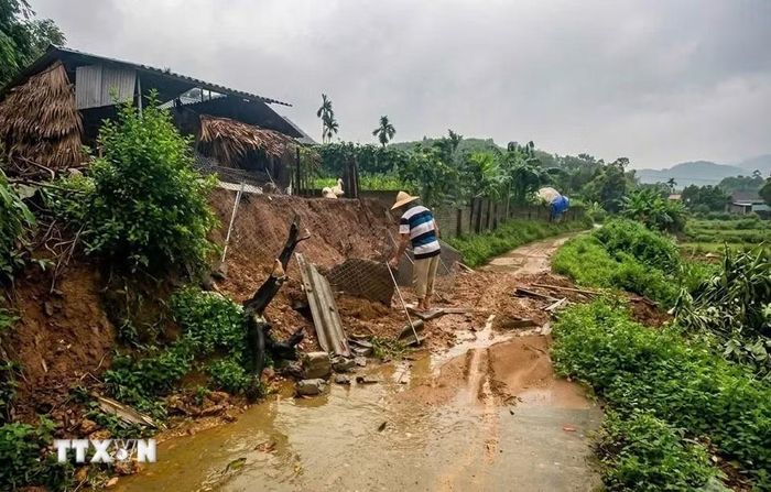 Tại xã Trấn Yên (Lào Cai), mưa lớn kéo dài gây sạt lở taluy, ảnh hưởng đến đời sống người dân. (Ảnh: TTXVN phát)