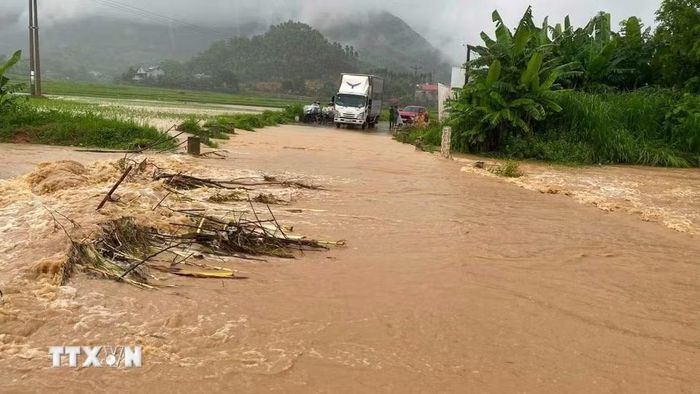 Nhiều tuyến đường ở xã Thác Bà (Lào Cai) bị ngập sâu. (Ảnh: TTXVN phát)