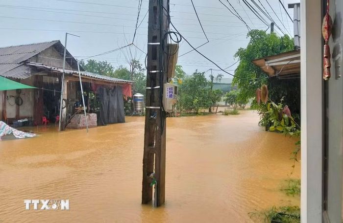 Mưa lớn kéo dài gây ngập sâu khu dân cư ở thôn Đại Minh, xã Thác Bà (Lào Cai). (Ảnh: TTXVN phát)