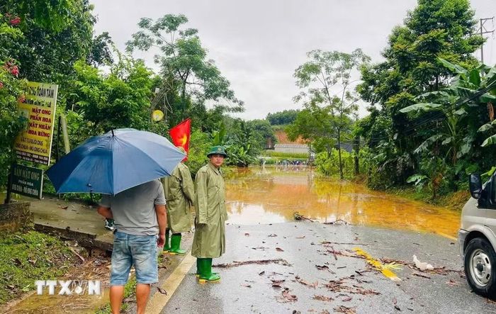 Lực lượng chức năng địa phương xã Bảo Ái (Lào Cai) kiểm tra các vị trí bị ngập. (Ảnh: TTXVN phát)