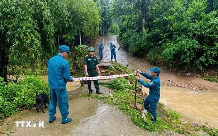 Ban Chỉ huy Phòng thủ dân sự xã Trấn Yên (Lào Cai) chỉ đạo lực lượng dân quân kiểm tra hiện trường và triển khai các biện pháp bảo đảm an toàn cho nhân dân. (Ảnh: TTXVN phát)