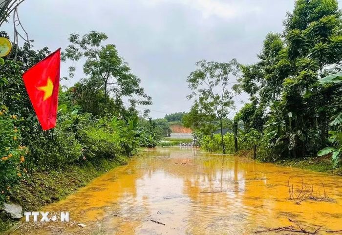 Tại xã Bảo Ái (Lào Cai), mưa lớn gây ngập sâu nhiều vị trí, khiến các phương tiện không thể lưu thông. (Ảnh: TTXVN phát)