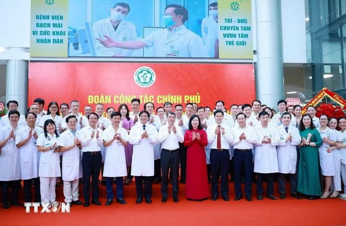 Thủ tướng Lê Minh Hưng với cán bộ, y bác sỹ, nhân viên y tế Bệnh viện Bạch Mai cơ sở Ninh Bình. (Ảnh: Dương Giang/TTXVN)