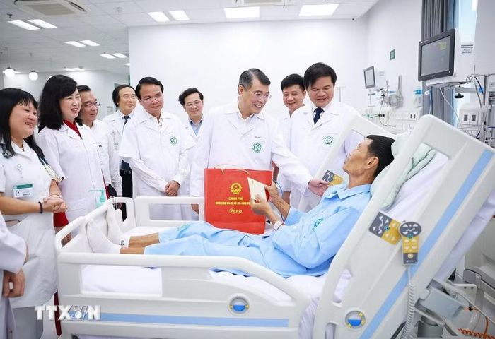 Thủ tướng Lê Minh Hưng thăm, động viên bệnh nhân đang điều trị tại Bệnh viện Bạch Mai cơ sở Ninh Bình. (Ảnh: Dương Giang/TTXVN)