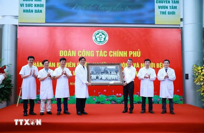 Thủ tướng Lê Minh Hưng tặng quà cho cán bộ, y bác sỹ, nhân viên y tế Bệnh viện Bạch Mai cơ sở Ninh Bình. (Ảnh: Dương Giang/TTXVN)