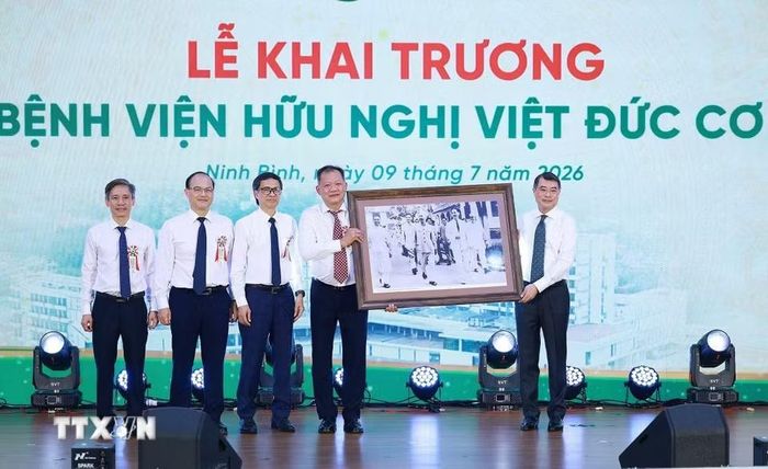 Thủ tướng Lê Minh Hưng tặng quà cho cán bộ, y bác sỹ, nhân viên y tế Bệnh viện Hữu nghị Việt Đức cơ sở Ninh Bình. (Ảnh: Dương Giang/ TTXVN)