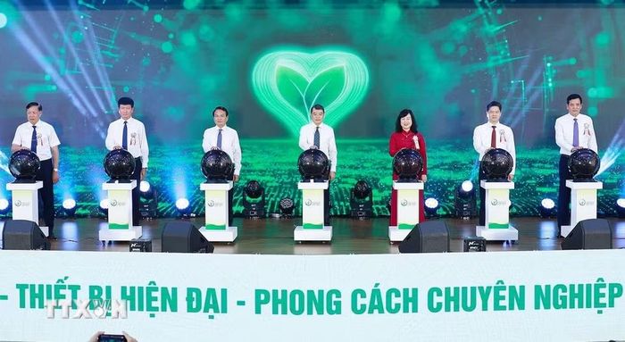 Thủ tướng Lê Minh Hưng và các đại biểu thực hiện nghi thức khai trương hoạt động của Bệnh viện Hữu nghị Việt Đức cơ sở Ninh Bình. (Ảnh: Dương Giang/TTXVN)
