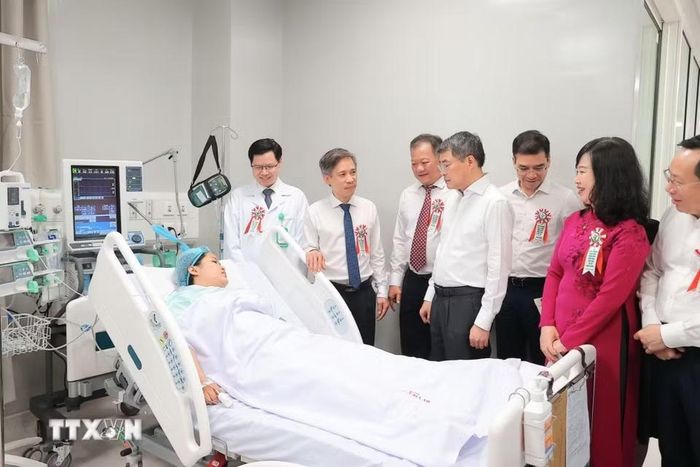 Thủ tướng Lê Minh Hưng và đại biểu tham quan khu vực Hồi sức tích cực của Bệnh viện Việt Đức cơ sở Ninh Bình. (Ảnh: Minh Quyết/TTXVN)