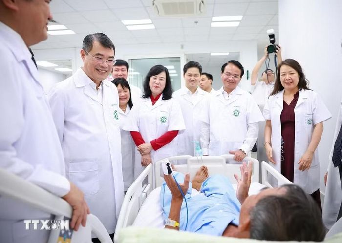 Thủ tướng Lê Minh Hưng thăm, động viên bệnh nhân đang điều trị tại Bệnh viện Bạch Mai cơ sở Ninh Bình. (Ảnh: Dương Giang/TTXVN)