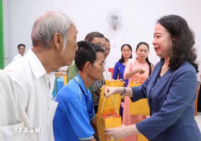 Bí Thư Trung ương Đảng, Phó Chủ tịch nước Võ Thị Ánh Xuân tặng quà gia đình chính sách, người có công với cách mạng trên địa bàn phường Thới Sơn, tỉnh An Giang. (Ảnh: Công Mạo/TTXVN)