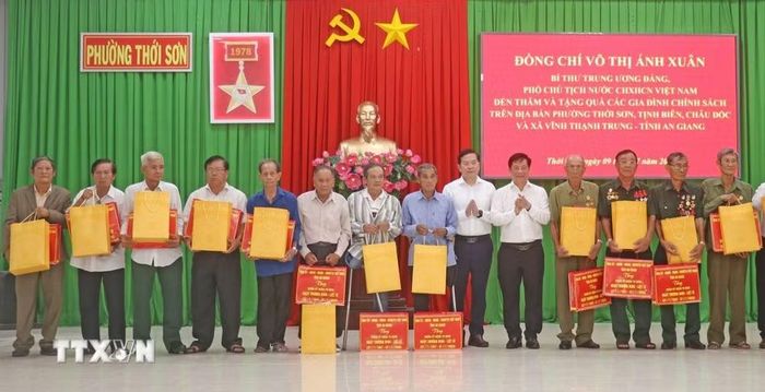 Tặng quà gia đình chính sách, người có công với cách mạng trên địa bàn phường Tịnh Biên, Châu Đốc và xã Vĩnh Thạnh Trung, tỉnh An Giang. (Ảnh: Công Mạo/TTXVN)
