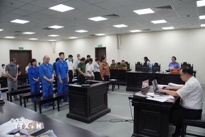 Các bị cáo nghe đại diện Viện Kiểm sát công bố bản cáo trạng. (Ảnh: Kim Anh/TTXVN)