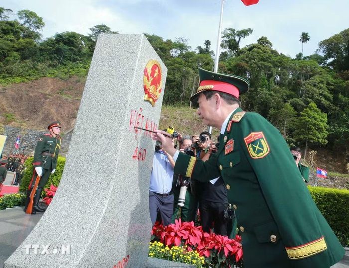 Đại tướng Phan Văn Giang tô cột mốc 460 thuộc Cửa khẩu Thanh Thủy. (Ảnh: Trọng Đức/TTXVN)