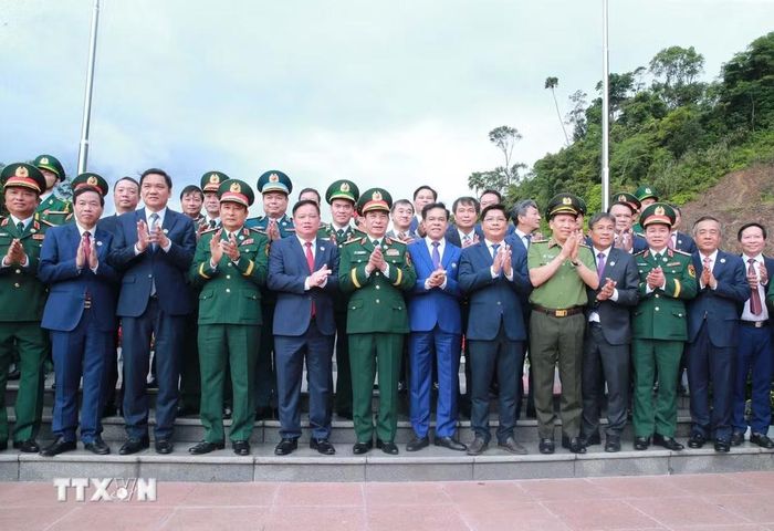 Đại tướng Phan Văn Giang và các đại biểu dự Giao lưu hữu nghị Quốc phòng biên giới Việt Nam - Lào lần thứ ba. (Ảnh: Trọng Đức/TTXVN)