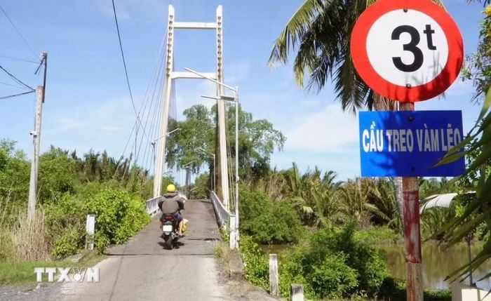 Cầu treo Vàm Lẽo có chiều dài 90m, ngang 3m, được đưa vào sử dụng đã 15 năm. (Ảnh: Tuấn Phi/TTXVN)