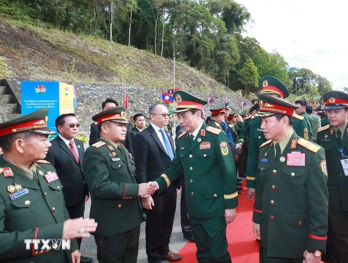 Các đại biểu Quốc phòng Lào đón Đại tướng Phan Văn Giang và các thành viên đoàn Việt Nam sang dự giao lưu. (Ảnh: Trọng Đức/TTXVN)
