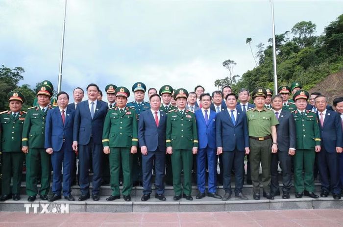 Đại tướng Phan Văn Giang và các đại biểu dự Giao lưu hữu nghị Quốc phòng biên giới Việt Nam - Lào lần thứ ba. (Ảnh: Trọng Đức/TTXVN)