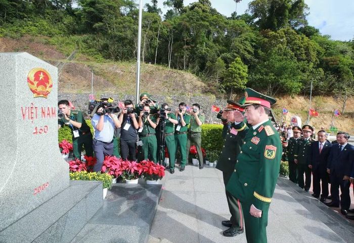 Đại tướng Phan Văn Giang và Đại tướng Khamliang Outhakaysone chào cột mốc 460 thuộc Cửa khẩu Thanh Thủy. (Ảnh: Trọng Đức/TTXVN)