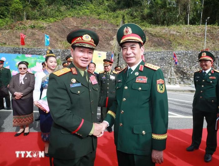 Đại tướng Khamliang Outhakaysone, Ủy viên Bộ Chính trị Đảng Nhân dân Cách mạng Lào, Phó thủ tướng Chính phủ, Bộ trưởng Bộ Quốc phòng Lào đón Đại tướng Phan Văn Giang. (Ảnh: Trọng Đức/TTXVN)