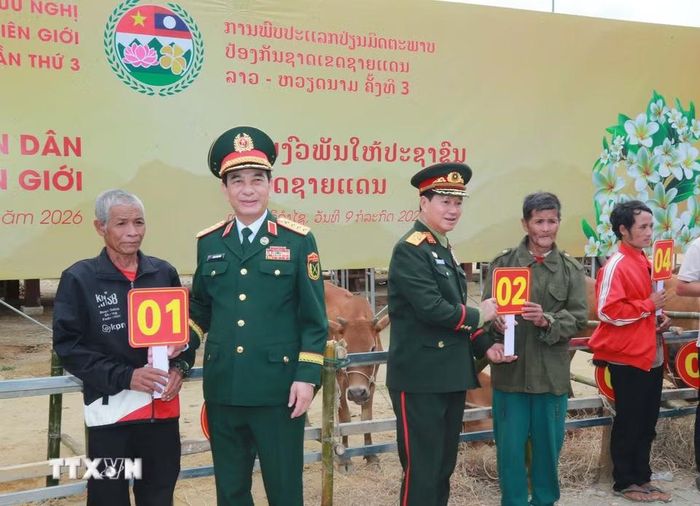 Hai Phó Thủ tướng, Bộ trưởng Quốc phòng trao tặng bò giống cho nhân dân ở khu vực biên giới. (Ảnh: Trọng Đức/TTXVN)