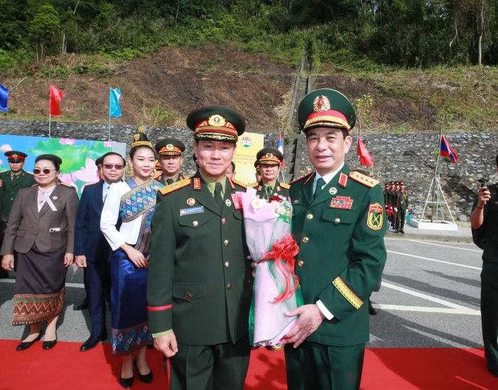 Đại tướng Khamliang Outhakaysone, Ủy viên Bộ Chính trị Đảng Nhân dân Cách mạng Lào, Phó thủ tướng Chính phủ, Bộ trưởng Bộ Quốc phòng Lào đón Đại tướng Phan Văn Giang. (Ảnh: Trọng Đức/TTXVN)