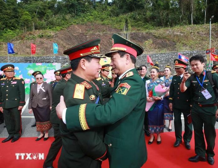 Đại tướng Khamliang Outhakaysone, Ủy viên Bộ Chính trị Đảng Nhân dân Cách mạng Lào, Phó thủ tướng Chính phủ, Bộ trưởng Bộ Quốc phòng Lào đón Đại tướng Phan Văn Giang tại Cửa khẩu Thanh Thủy. (Ảnh: Trọng Đức/TTXVN)