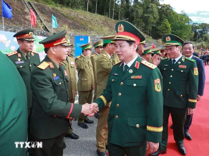 Các đại biểu Quốc phòng Lào đón Đại tướng Phan Văn Giang và các thành viên đoàn Việt Nam sang dự giao lưu. (Ảnh: Trọng Đức/TTXVN)