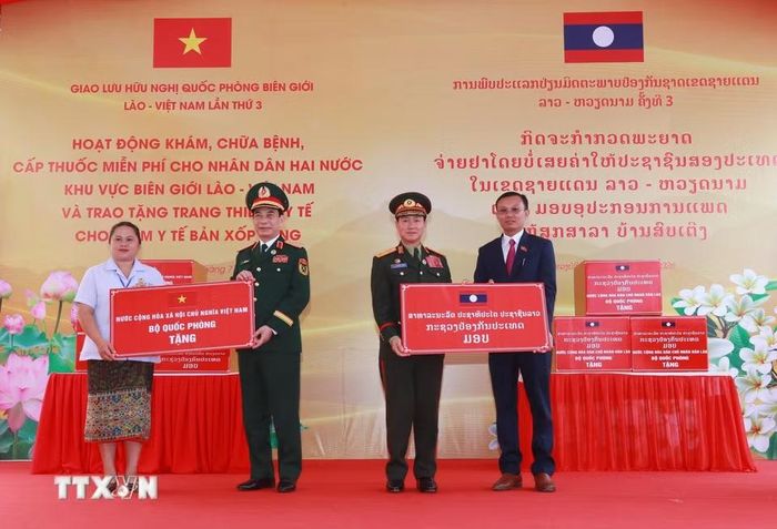Hai Phó Thủ tướng, Bộ trưởng Quốc phòng tặng quà cho lực lượng quân y tham gia khám, chữa bệnh cho nhân dân vùng biên giới Lào. (Ảnh: Trọng Đức/TTXVN)