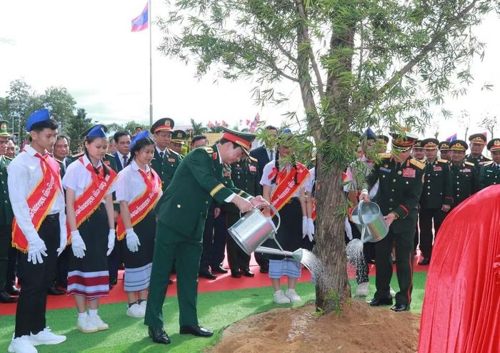 Đại tướng Phan Văn Giang và Đại tướng Khamliang Outhakaysone trồng cây lưu niệm. (Ảnh: Trọng Đức/TTXVN)