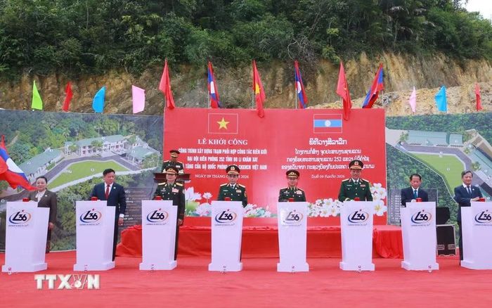 Hai Phó Thủ tướng, Bộ trưởng Quốc phòng ấn nút khởi công công trình Trạm phối hợp công tác, Đại đội Biên phòng 252. (Ảnh: Trọng Đức/TTXVN)