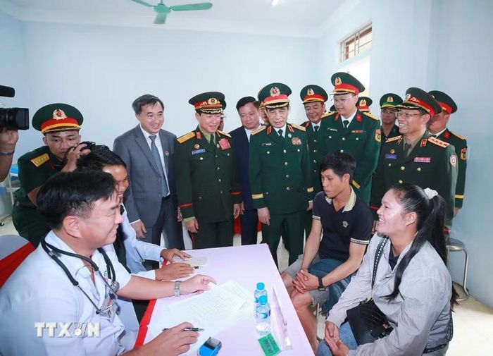 Hai Phó Thủ tướng, Bộ trưởng Quốc phòng tham quan hoạt động khám, chữa bệnh, cấp phát thuốc miễn phí cho nhân dân khu vực biên giới Lào tại Trạm y tế quân dân y bản Xốp Tờng, tỉnh Bolykhamxay (Lào). (Ảnh: Trọng Đức/TTXVN)