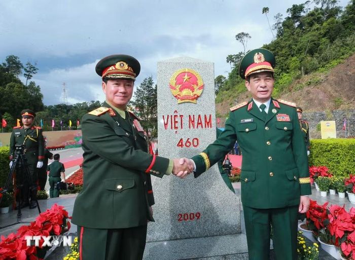 Đại tướng Phan Văn Giang và Đại tướng Khamliang Outhakaysone bên cột mốc 460 Cửa khẩu Thanh Thủy. (Ảnh: Trọng Đức/TTXVN)