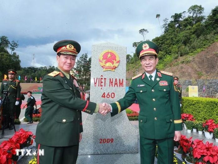 Đại tướng Phan Văn Giang và Đại tướng Khamliang Outhakaysone bên cột mốc 460 Cửa khẩu Thanh Thủy. (Ảnh: Trọng Đức/TTXVN)