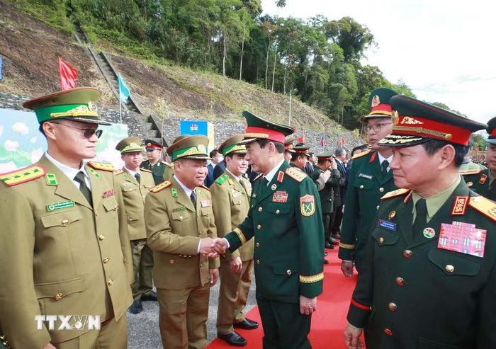 Các đại biểu Quốc phòng Lào đón Đại tướng Phan Văn Giang và các thành viên đoàn Việt Nam sang dự giao lưu. (Ảnh: Trọng Đức/TTXVN)