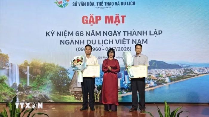 Trao quyết định Công bố công nhận điểm du lịch cho 2 đơn vị. (Ảnh: Sỹ Thắng/TTXVN)